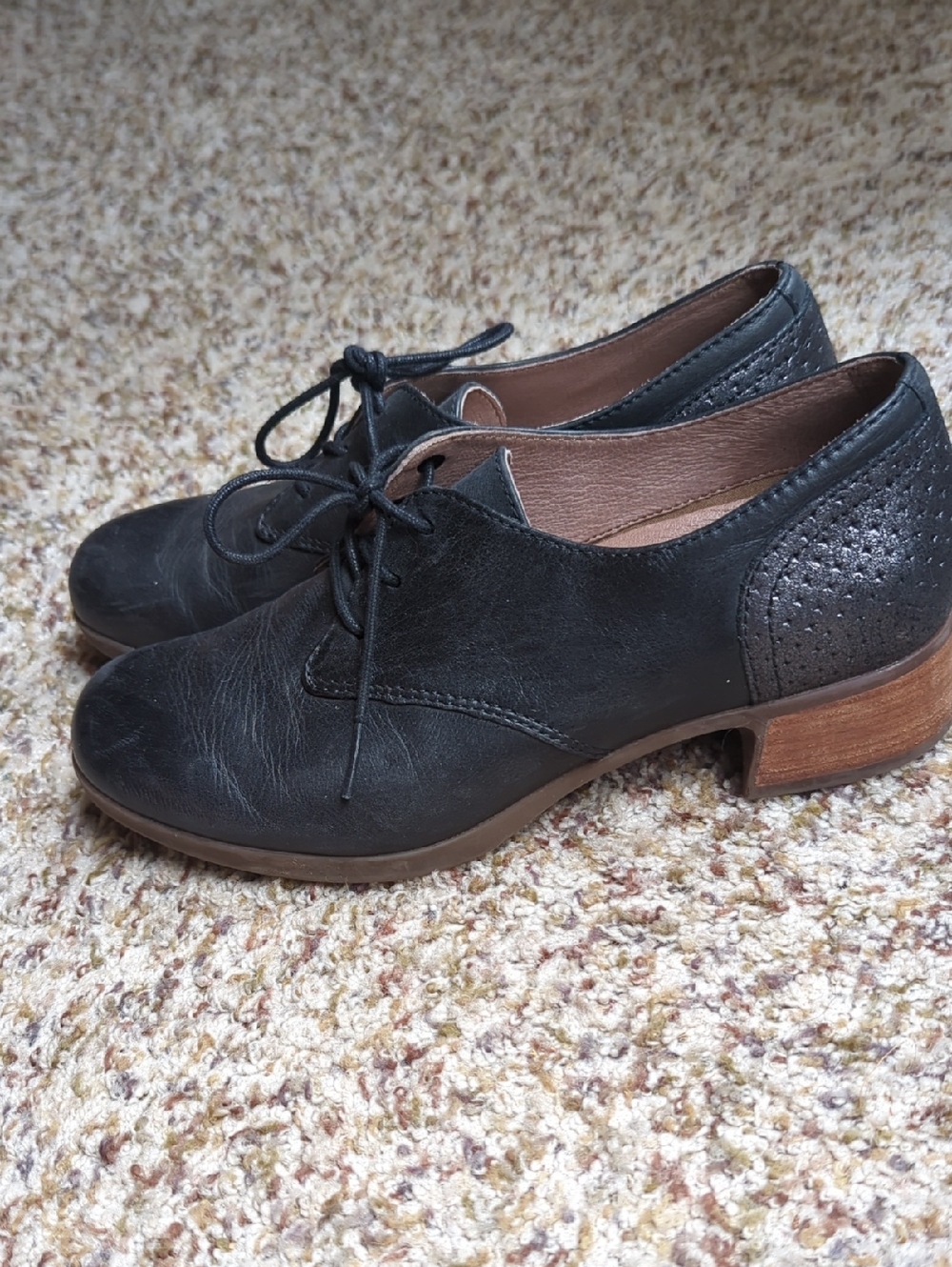 Dansko Louise Oxfords: Black Leather Lace-Up Heel